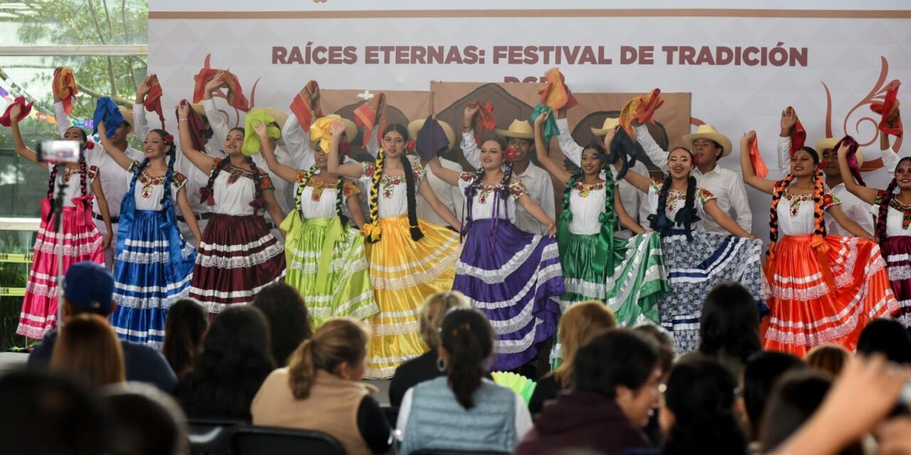 Con arte, danza y literatura, estudiantes de bachillerato celebran el Día de Muertos