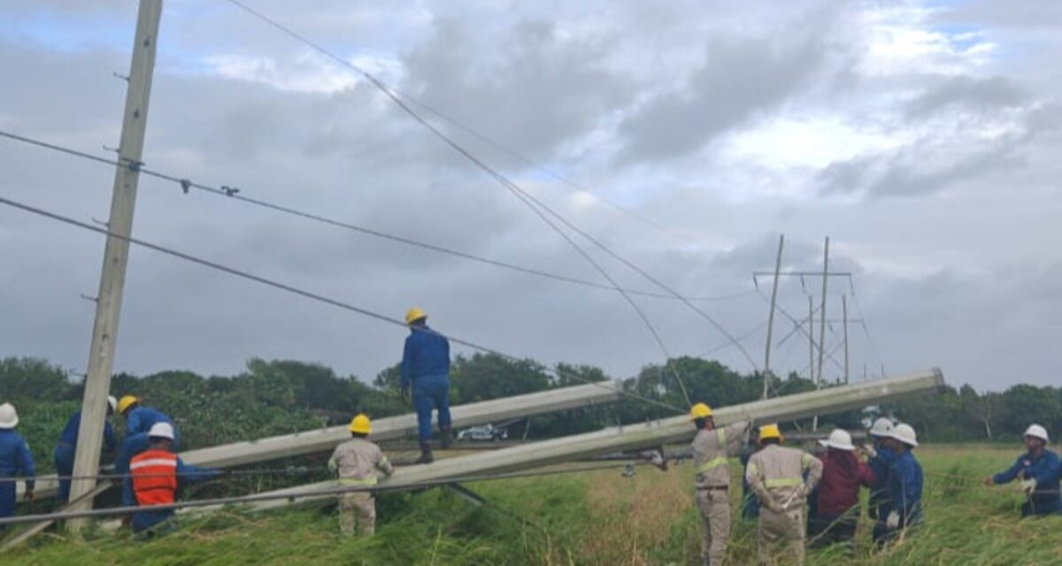 CFE trabaja en el restablecimiento del suministro eléctrico afectado en Veracruz por los efectos del frente frío No.2