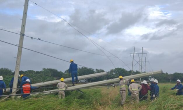 CFE trabaja en el restablecimiento del suministro eléctrico afectado en Veracruz por los efectos del frente frío No.2