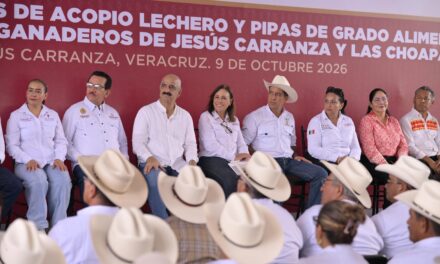 Entrega Rocío Nahle dos centros de acopio lechero y pipas para productores del sur de Veracruz