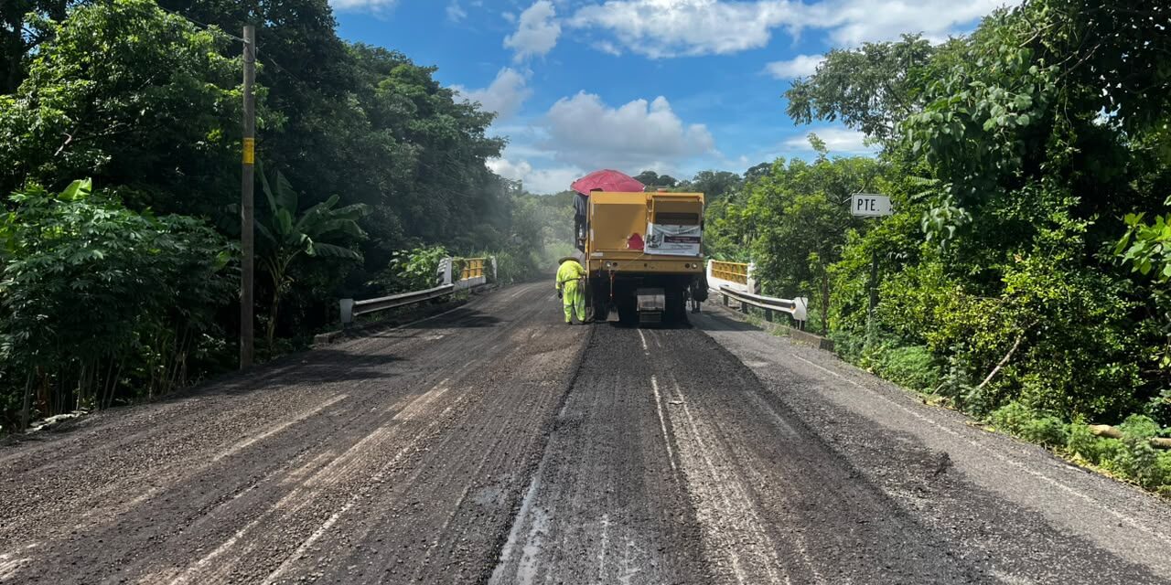 Avanza SICT en la construcción periódica de carreteras federales en Veracruz